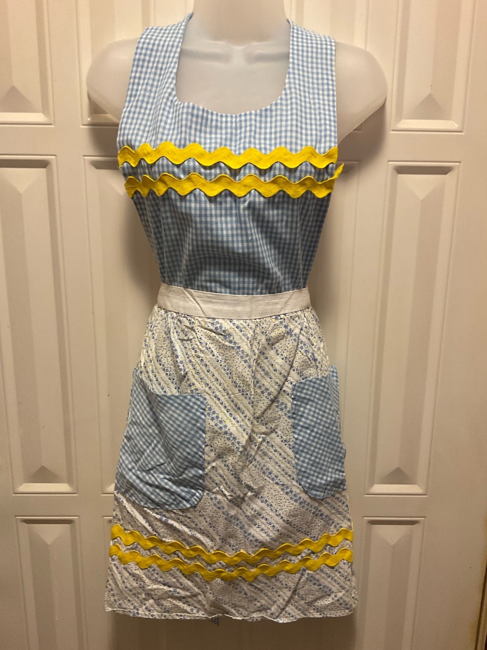Vintage Handmade Full Apron Cute plaid farmhouse flowers